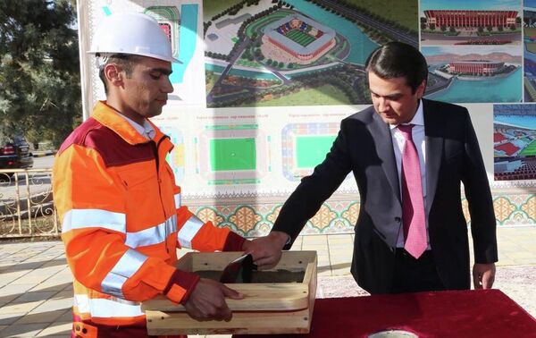 Официальный старт строительству дали президент Таджикистана Эмомали Рахмон и мэр Душанбе Рустам Эмомали - Sputnik Кыргызстан