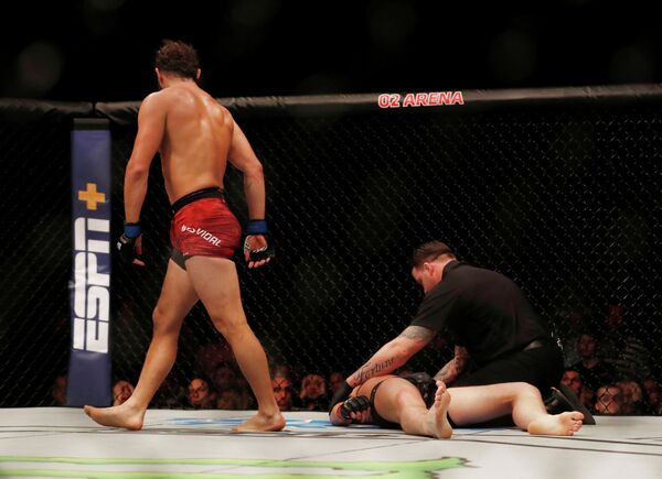 Боец UFC вырубил соперника тремя ударами — видео главного боя Fight Night - Sputnik Кыргызстан