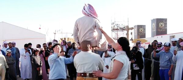 Арабдарды тиши менен көтөрүп эсин оодарган Ташчайнар. Camel Fest видеосу - Sputnik Кыргызстан