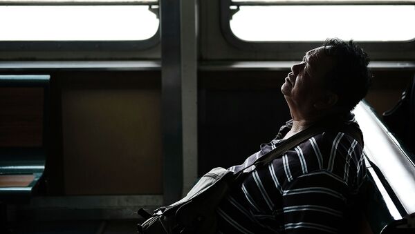 Мужчина сидит на скамейке. Архивное фото - Sputnik Кыргызстан