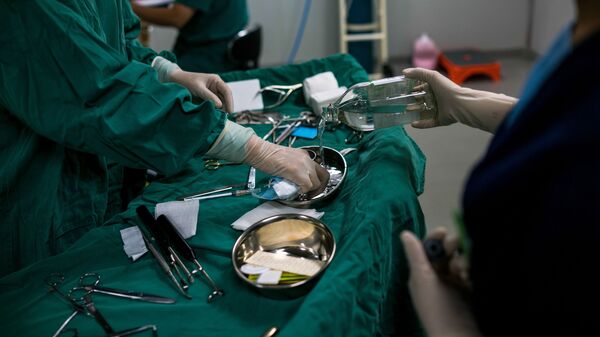 Врачи готовят инструменты во время операции. Архивное фото - Sputnik Кыргызстан