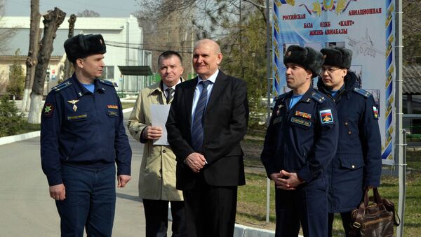 Посол России в КР Николай Удовиченко посетил авиабазу ОДКБ Кант - Sputnik Кыргызстан