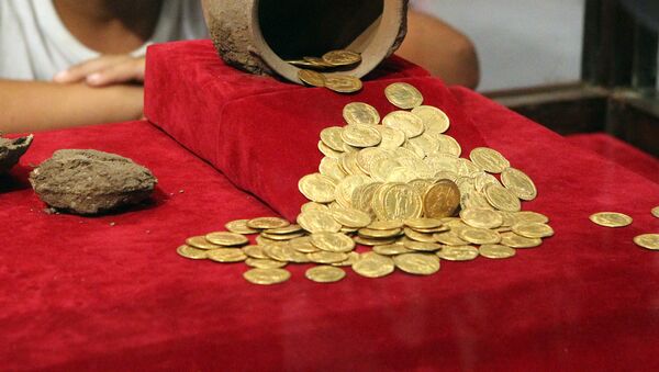 Золотые монеты. Архивное фото - Sputnik Кыргызстан