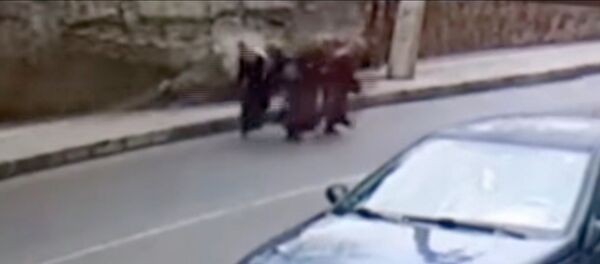 Женщины успели отбежать от рухнувшей стены в последний момент. Видео Женщины успели отбежать от рухнувшей стены в последний момент. Видео - Sputnik Кыргызстан