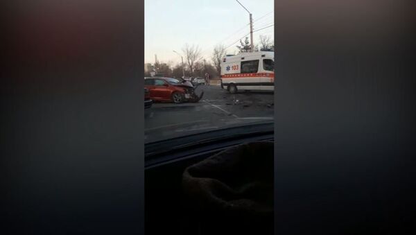 Авто после удара раскидало в стороны — видео с места ДТП в Бишкеке - Sputnik Кыргызстан