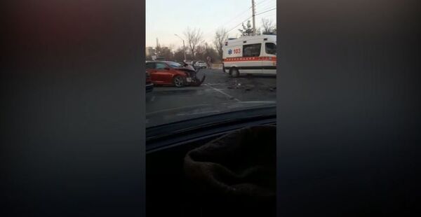 Авто после удара раскидало в стороны — видео с места ДТП в Бишкеке - Sputnik Кыргызстан