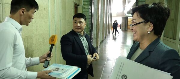 Эс алчы! Ортодон чыга калган Икрамов журналистти Кудайбердиеванын көзүнчө какты. Видео - Sputnik Кыргызстан