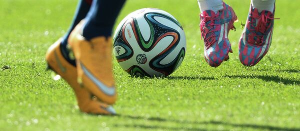 Игроки во время футбольного матча. Архивное фото - Sputnik Кыргызстан