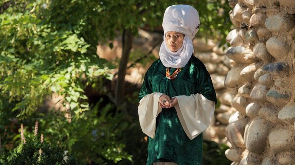 Кыргызские национальные костюмы: элечек, кеп такыя, шокуле, ак калпак, тебетей, телпек - Sputnik Кыргызстан