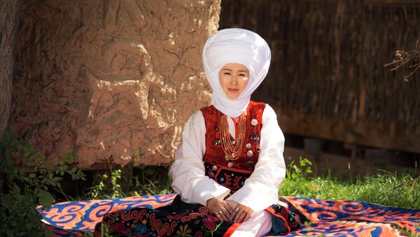 Женщина в национальном головном уборе Элечек - Sputnik Кыргызстан