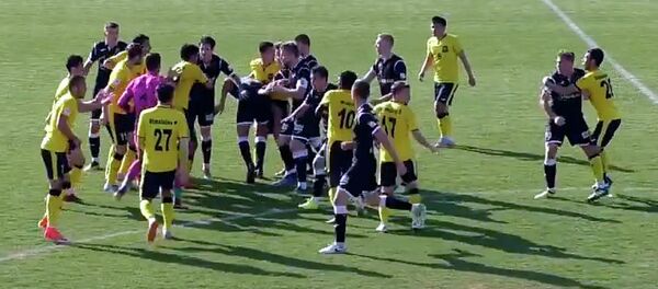 Футболисты Алая и Торпедо устроили массовую драку на поле. Видео Футболисты Алая и Торпедо устроили массовую драку на поле. Видео - Sputnik Кыргызстан