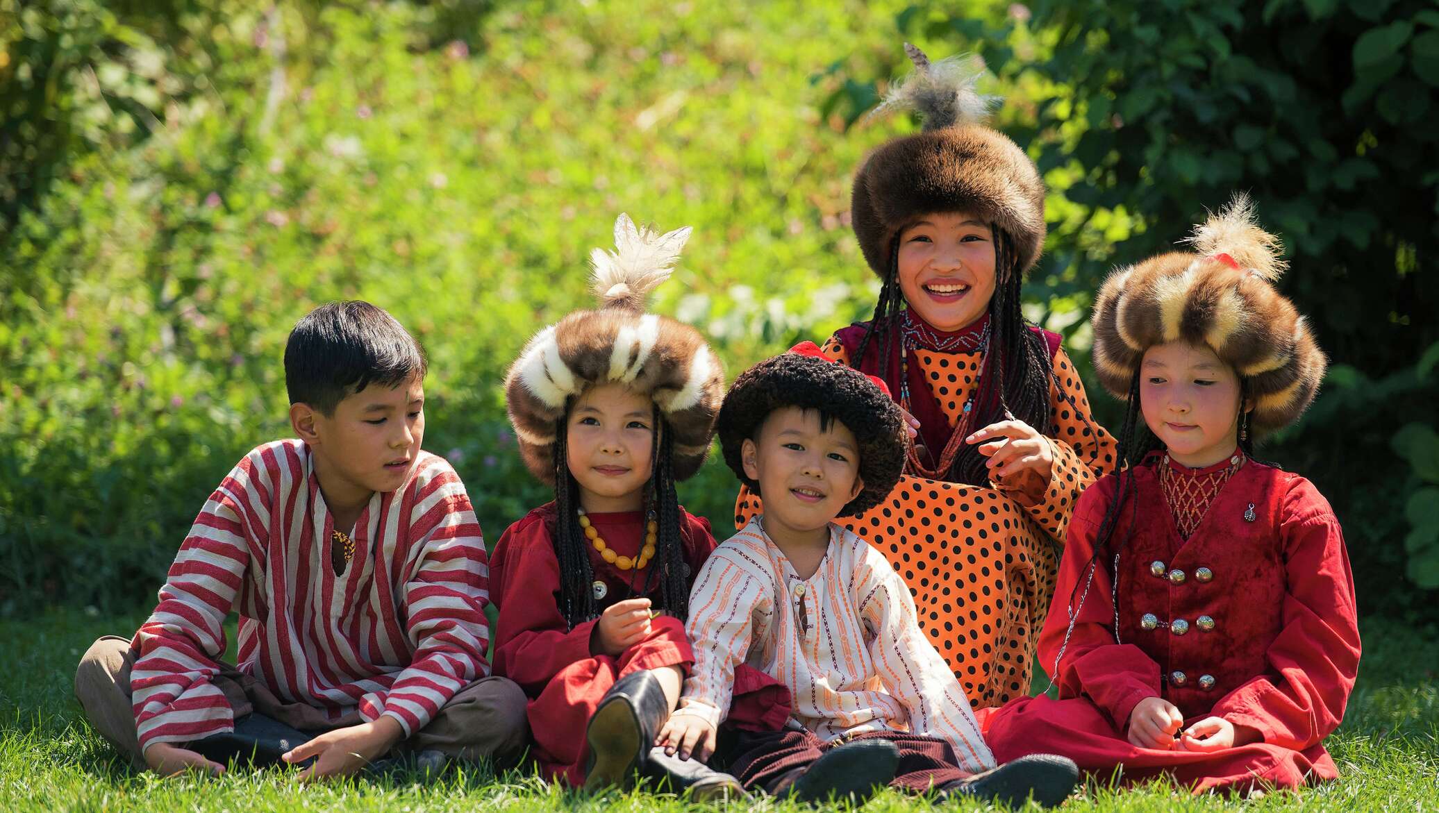Киргизы большая. Дети Кыргызстана в нац одежде. Дети в национальных костюмах. Кыргызская семья. Кыргызские национальные костюмы для детей.