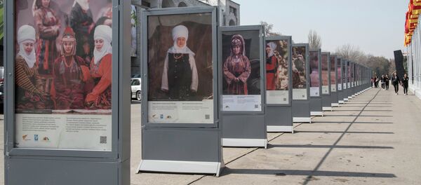 Фотовыставка Национальные головные уборы на площади Ала-Тоо в Бишкеке - Sputnik Кыргызстан