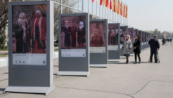 Фотовыставка Национальные головные уборы на площади Ала-Тоо в Бишкеке - Sputnik Кыргызстан