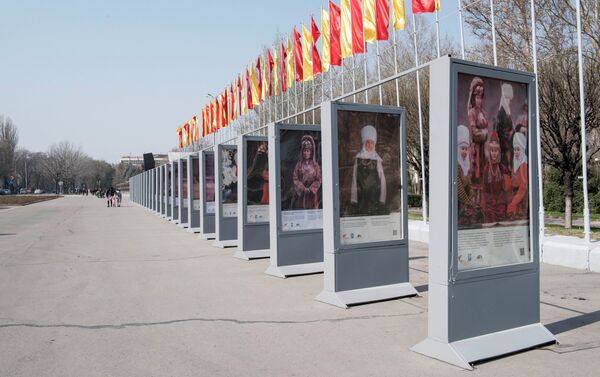 На площади Ала-Тоо в Бишкеке открылась фотовыставка Национальные головные уборы. - Sputnik Кыргызстан