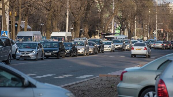 Бишкектеги жол тыгында турган автоунаалар. Архив - Sputnik Кыргызстан