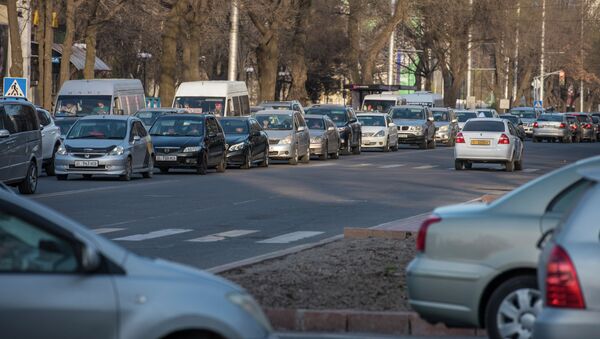 Движение автомобилей на одной из улиц Бишкека. Архивное фото - Sputnik Кыргызстан