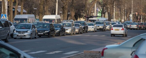 Автомобили на одной из улиц Бишкека. Архивное фото - Sputnik Кыргызстан