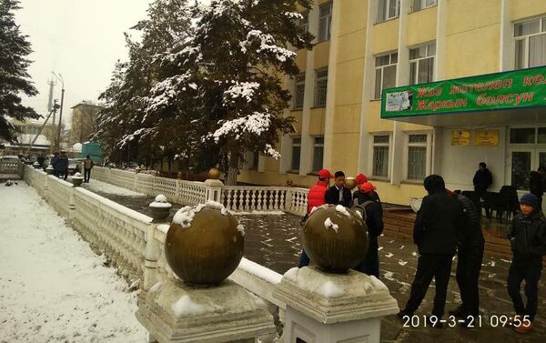 Несмотря на снег, в центре города люди празднуют Нооруз. Многие приехали, чтобы посмотреть концерт - Sputnik Кыргызстан