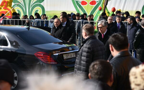 Назарбаев теперь ездит на Mercedes Maybach с госномером 001QR (раньше был 01KZ). - Sputnik Кыргызстан