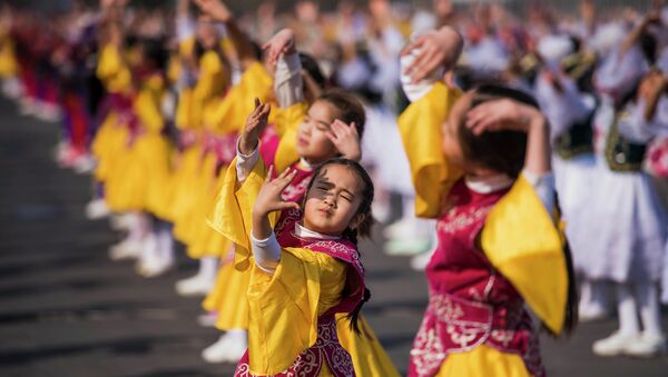 Детский танцевальный ансамбль во время праздничных мероприятий. Архивное фото - Sputnik Кыргызстан