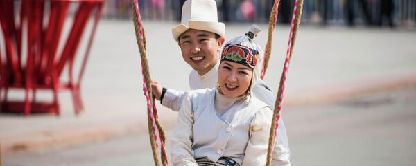 Селкинчек ойноп жаткан кыз жана жигит. Архив - Sputnik Кыргызстан