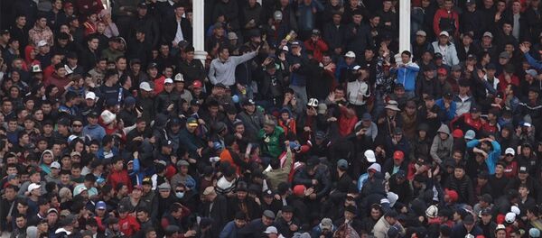 Ипподромдо жакалашкан күйөрмандар. Көк бөрүнүн финалындагы видео Ипподромдо жакалашкан күйөрмандар. Көк бөрүнүн финалындагы видео - Sputnik Кыргызстан