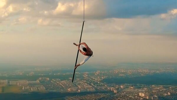 Жүрөгү тоодой экен. 1500 метрге көтөрүлүп бийлеген адамдын видеосу - Sputnik Кыргызстан