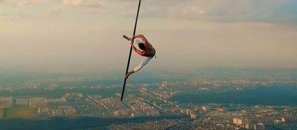 Жүрөгү тоодой экен. 1500 метрге көтөрүлүп бийлеген адамдын видеосу - Sputnik Кыргызстан