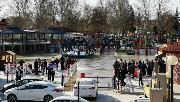 Люди около реки Тигр близ Мосула, где произошло крушение парома. 21 марта 2009 года - Sputnik Кыргызстан