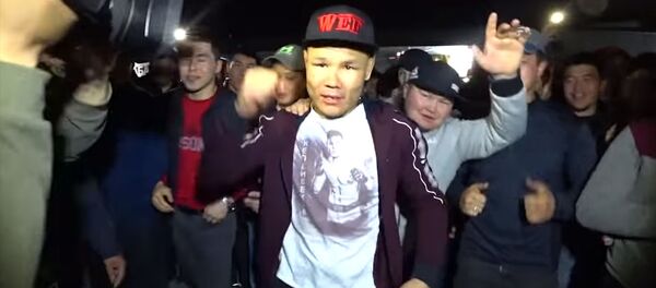 Тайсондун байгеден уткан Mercedes-Benz унаасына араң жеткен видеосу Тайсондун байгеден уткан Mercedes-Benz унаасына араң жеткен видеосу - Sputnik Кыргызстан