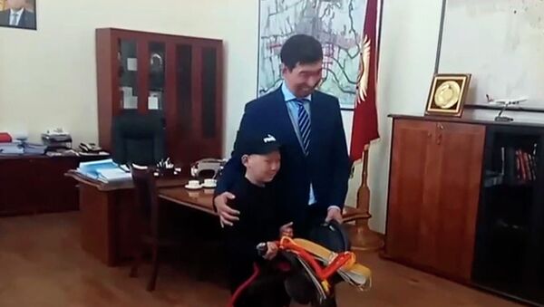 Мальчик плакал от переживаний на кок-бору — Суракматов наградил его. Видео - Sputnik Кыргызстан