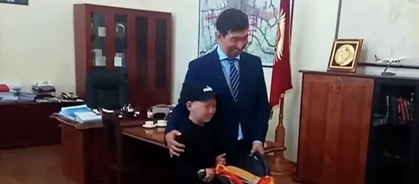 Мальчик плакал от переживаний на кок-бору — Суракматов наградил его. Видео - Sputnik Кыргызстан