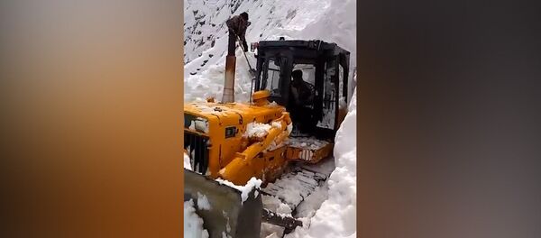 Лавина накрыла бульдозер с двумя дорожниками в Чаткале — момент попал на видео - Sputnik Кыргызстан