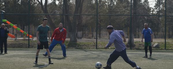 Кант шаарында имамдар менен чиркөө кызматкерлери футбол ойноду Кант шаарында имамдар менен чиркөө кызматкерлери футбол ойноду - Sputnik Кыргызстан