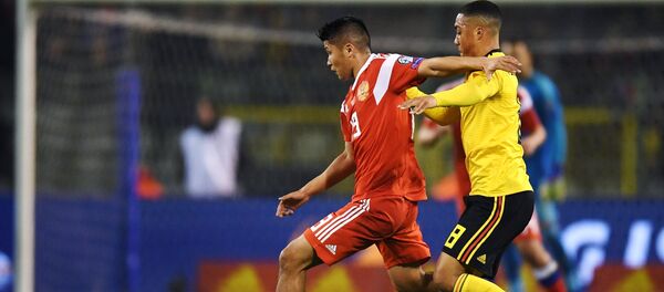 Игрок сборной России Ильзат Ахметов и игрок сборной Бельгии Юри Тилеманс (справа) в отборочном матче Чемпионата Европы по футболу 2020 между сборными командами Бельгии и России. - Sputnik Кыргызстан