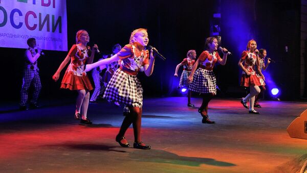 Выступление детей на XIV Международном культурном фестивале Цветы России - Sputnik Кыргызстан