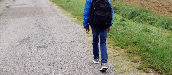 Мальчик идет по улице. Архивное фото - Sputnik Кыргызстан