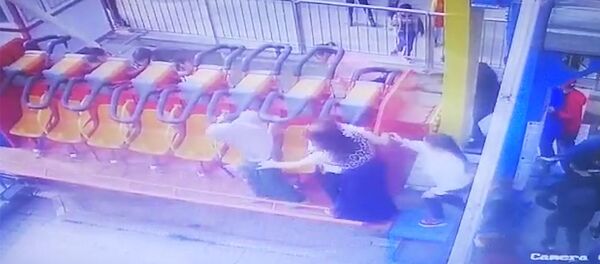 Чалкасынан кетиптир! Борбордогу аттракциондон жыгылган кыздын видеосу Чалкасынан кетиптир! Борбордогу аттракциондон жыгылган кыздын видеосу - Sputnik Кыргызстан