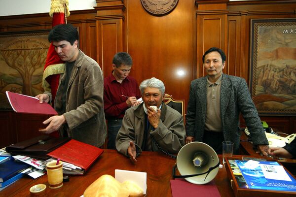 Оппозиция өкүлдөрү Аскар Акаевдин иш бөлмөсүндө - Sputnik Кыргызстан