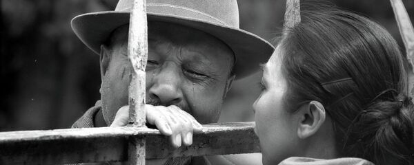 Көз жашын куюлтуп, жоогазын кучактаган Советбек Жумадыловдун таберик сүрөтү - Sputnik Кыргызстан