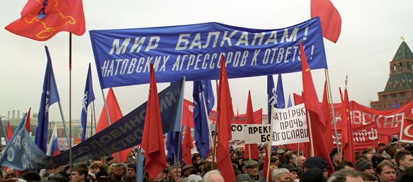 Митинг на Васильевском спуске близ Кремля в Москве против агрессии НАТО в Югославии. - Sputnik Кыргызстан