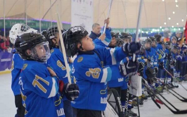 В воскресенье, 24 марта, на ледовой арене городского катка состоялось открытие Международного турнира по хоккею с шайбой на Кубок мэра Бишкека среди детских команд - Sputnik Кыргызстан