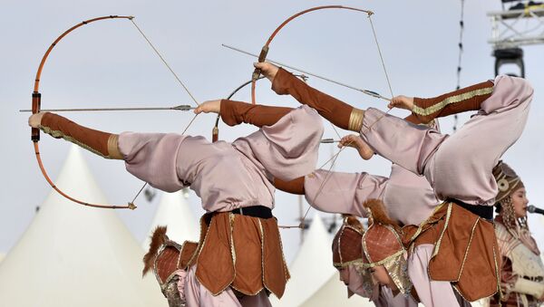 Кыргызские лучницы выступают на международном этнофестивале Camel Fest в Саудовской Аравии. - Sputnik Кыргызстан