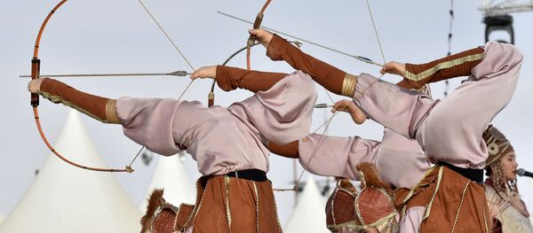 Кыргызские лучницы выступают на международном этнофестивале Camel Fest в Саудовской Аравии. Кыргызские лучницы выступают на международном этнофестивале Camel Fest в Саудовской Аравии. - Sputnik Кыргызстан