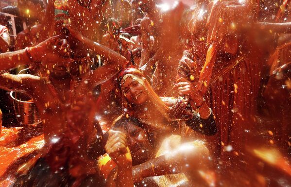Фестиваль красок Холи в Индии - Sputnik Кыргызстан