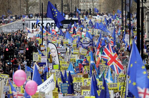 Лондондо (Улуу Британия) Brexit боюнча кайрадан референдум өткөрүү талабы менен жөө жүрүшкө миллионго жакын адам чыкты - Sputnik Кыргызстан