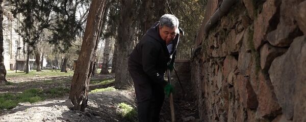 Депутат Момбеков убирает мусор в центре Бишкека — видео Депутат Момбеков убирает мусор в центре Бишкека — видео - Sputnik Кыргызстан