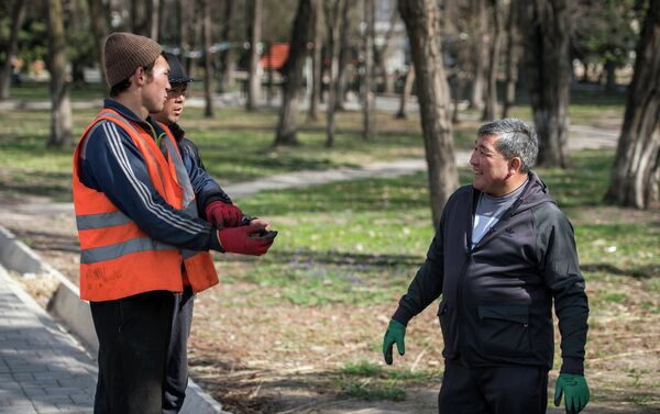 Во время уборки некоторые граждане узнали Момбекова. - Sputnik Кыргызстан