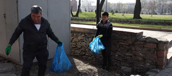 Көк баштык көтөргөн Момбеков шаарды тазалады. Иш учурундагы маектин видеосу - Sputnik Кыргызстан